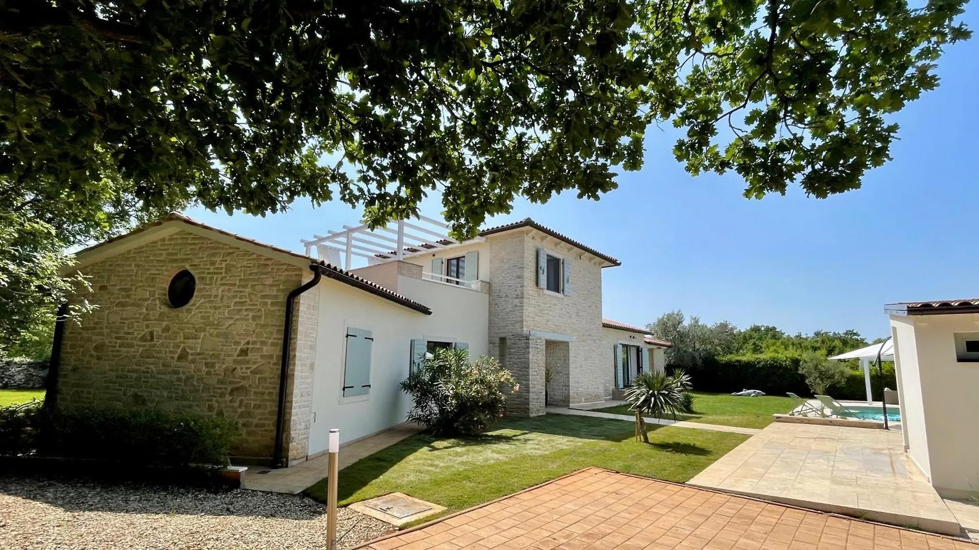 Luxury Villa In Istria - 9,000 Sqm Private Estate With Pool & Sauna, 15 Min To Sea, Near Fazana, 3 Bedrooms