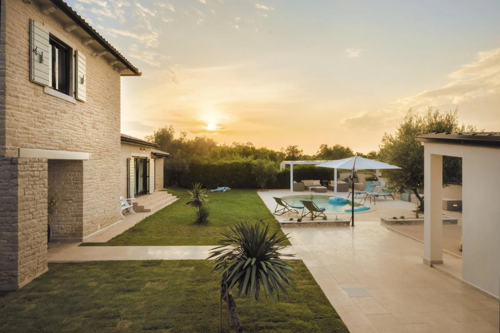 Luxury Villa In Istria - 9,000 Sqm Private Estate With Pool & Sauna, 15 Min To Sea, Near Fazana, 3 Bedrooms